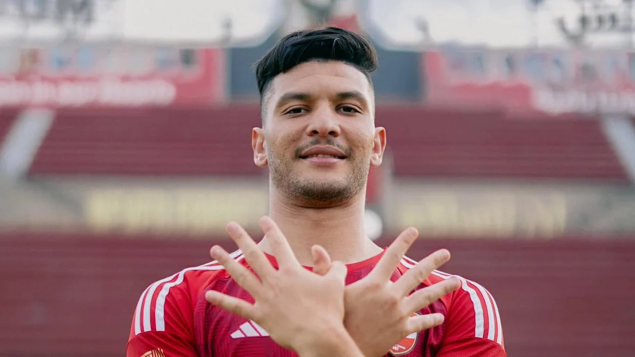 كالمار السويدي يرحب بأشرف داري قلب دفاع متميز في الضربات الرأسية